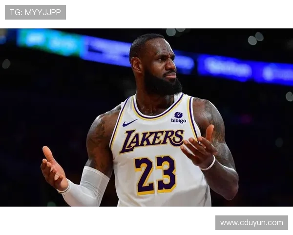 亚当斯边叫疼边偷瞄镜头ESPN配詹姆斯搞笑表情引发热议